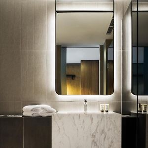 King Waratah Premium Room